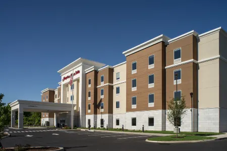 Hampton Inn & Suites by Hilton Rocky Hill-Hartford South Отели рядом с достопримечательностью «RHHS Soccer Field»