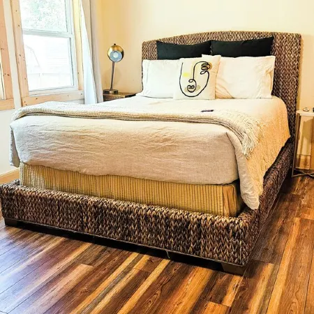 2Br/2BA, Clean, Comfy & Steps from Dining & Sound w/ Tesla Charging Station