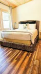 2Br/2BA, Clean, Comfy & Steps from Dining & Sound w/ Tesla Charging Station