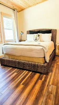 2Br/2BA, Clean, Comfy & Steps from Dining & Sound w/ Tesla Charging Station