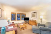 Slope-Side Access and Hot Tub Bliss - Inviting Cozy Retreat