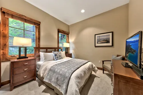 Heated Pool and Lake Views - Luxurious Mountain Retreat