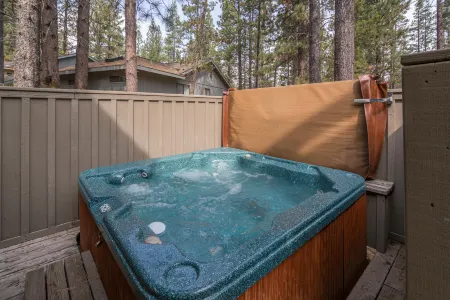 Private Hot Tub, Bikes, Fireplace and Entertainment Options - Cozy Haven