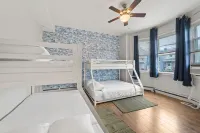 Two Fully Equipped Kitchens and Relaxing Gardens - Stunning Spacious Retreat Отели рядом с достопримечательностью «Bayonne Park»