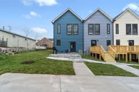 Private Entrance and Dual-Master Suite - Luxury Modern Townhome Hotels near Swan Lake Tennis Complex