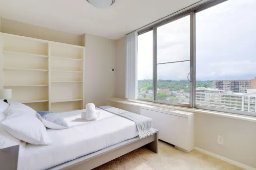 Convenient Access and Stylish Comfort - Cozy Group-Friendly Retreat