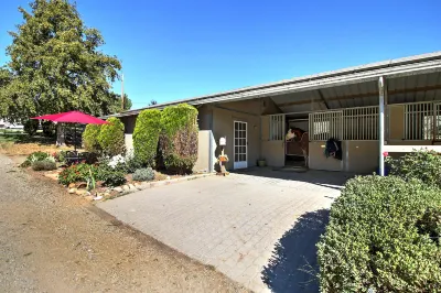 Tranquil Ranch Retreat - Horse Ranch Escape, Wineries Near 산퍼드 와이너리 주변 호텔