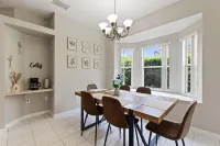 Chic 4BR/3BA,Heated Pool,Jacuzzi & Dining Oasis near Disney & Legoland