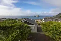 Breathtaking Views and Spacious Deck - Stunning Coastal Retreat Hotels in Oceanside