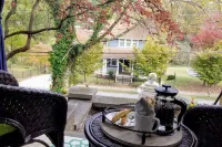 Cozy Duplex Near Piedmont Park and Dining - Charming Urban Retreat 드뤼드 힐스 호텔