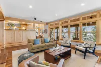 Lakeside Retreat with Spacious Living and Cozy Nook - Charming Cottage Hotels in Shoreview