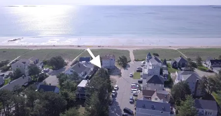 Ocean View and Spacious Deck - Charming Seaside Escape Отели в г. Олд-Орчард-Бич