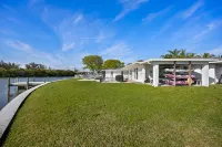 Pool, Kayaks, and Stunning Sunsets - Luxurious Waterfront Oasis فنادق في جزيرة ميريت