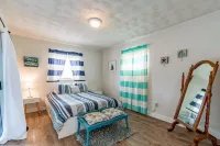 Charming Coastal Retreat with Surfboard and Beach Goodies - Inviting Escape