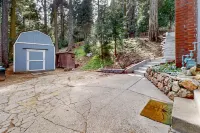 Moose Tracks Hideaway Hotels in Crestline