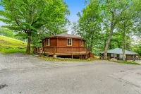 Ski-in/ski-out roundhouse with ski slope access and streaming services Hotels in Sugar Mountain