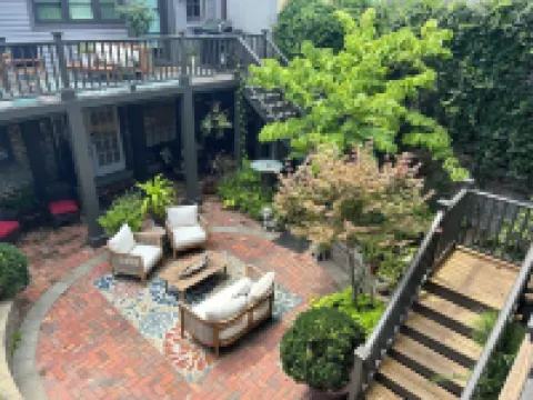 Downtown Savannah Carriage House near Forsyth Park