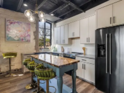 Charming 2-bedroom apartment with AC, WiFi in the Heart of Covington Square