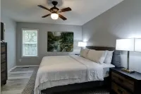 Comfortable South Asheville Townhome Hot Tub Hotel di Arden