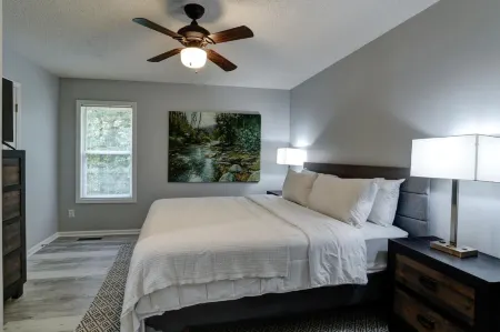 Hot Tub and Garage Parking - Inviting Contemporary Haven Отели в г. Ройал Пайнс