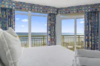 Expansive Balcony and Modern Amenities - Stunning Oceanfront Retreat Hôtels à : Atlantic Beach