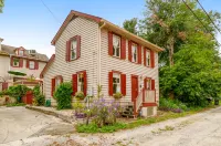 Unique cottage house in the historic district with deck & WiFi - dogs OK Hotels in Thunderbolt