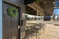 Broad Street Suite 1 |Parking Available |Downton |Walkable |Above Restaurant | King & Queen Bedroom Hotels in Geneva