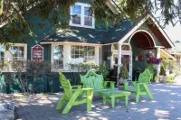 Charming cabin with hot tub - near Payette Lake, golf & skiing
