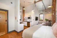 Modern Kitchen and Smart TV Retreat - Chic Downtown Oasis