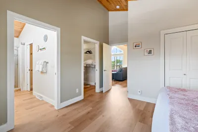 Charming Balcony Retreat with Cozy Living Space - Inviting Getaway