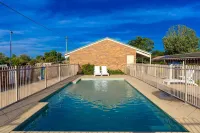 All Travellers Motor Inn - Pools