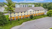 Days Inn & Suites by Wyndham Traverse City Hotels in East Bay Township