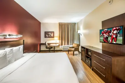 Red Roof PLUS+ Henderson Hotel dekat Oxford Downtown Mall