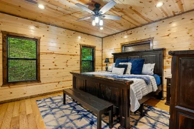 Scenic Mountain Cabin Retreat - Hot Tub, Foosball, Deck فنادق في McCurtain County