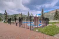 Steps to Chairlifts and Hot Tubs - Stunning Copper Mountain Retreat