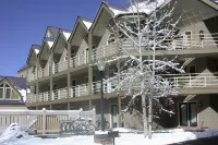 Ski Access and Cozy Comfort - Stylish Mountain Retreat