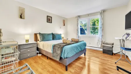 Charming Haven - Fully-Equipped Kitchen, Plush Seating