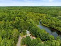 Chute Pond Chalet: Charming 4-Bed Lakefront Cottage on Chute Pond 芒廷酒店