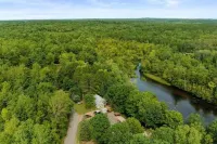 Chute Pond Chalet: Charming 4-Bed Lakefront Cottage on Chute Pond Hotels in Mountain