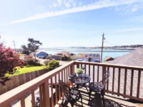 Harbor View/Hot Tub/Fire Pit/Mins to Beaches & Restaurants/Family & Pet Friendly