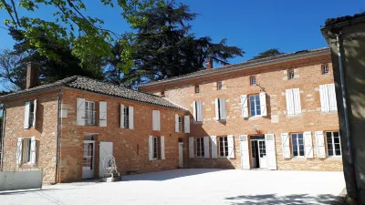 Le Jardin des Cèdres Hôtels à : Saint-Sulpice-la-Pointe