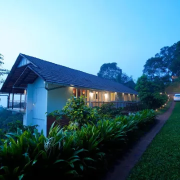 After the Rains - Rainforest Lodge โรงแรมใกล้น้ำตกสุชีพารา
