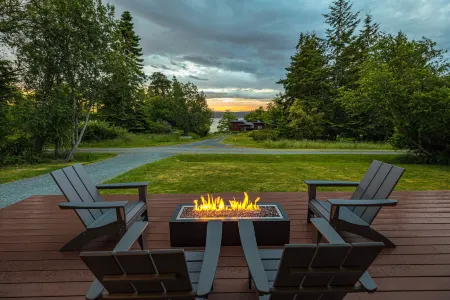 Spacious Deck and Fenced Backyard for Relaxation - Charming Getaway Отели рядом с достопримечательностью «Мееркерк Гарденс»