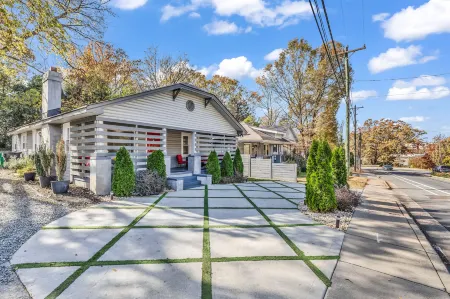 Charlotte Luxury Home NoDa Отели рядом с достопримечательностью «Спектрум-центр»