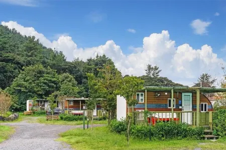 Seogwipo Campa Jeju Отели рядом с достопримечательностью «Soesokkak Estuary»