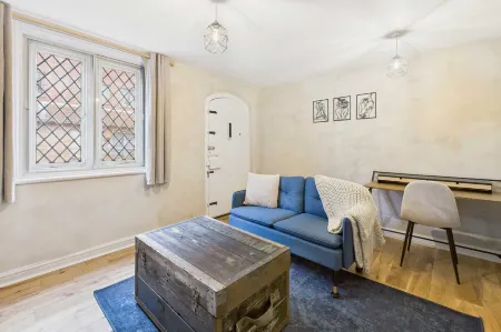 Host Stay Dame Alice Street