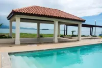 2-Bed Villa Sleeps 4 with Pool & Parking - piscina