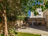 Villa Elisa Hotels near ليهِن