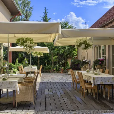 Villa Estera - Hotel & Restauracja Отели рядом с достопримечательностью «Урсус»