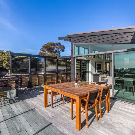 Taonga with Sea Views by Waiheke Unlimited Отели рядом с достопримечательностью «Автобус Explorer Island Waiheke»